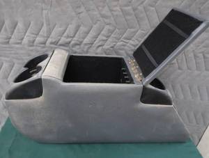 lot 61 image: CENTER CONSOLE & TRAILER BEARINGS WITH RIGID PARTS