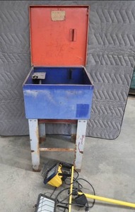 lot 66 image: PARTS WASHER WITH HALOGEN LIGHTS AND BONUS RAMPS