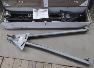 lot 67 image: EAZ-LIFT TOW BAR WITH BONUS 2 BALL TOW BAR