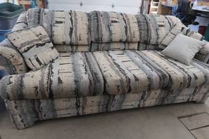 lot 76 image: RETRO 90S GREAT LOOKING LACROSSE ELITE  PULL OUT SOFA WITH PILLOWS