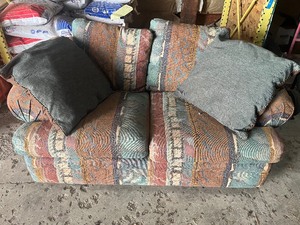lot 45 image: Love Seat