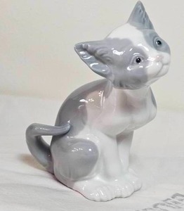 lot 41 image: Lladro Figurine 5113 Cat with Sculpture Signature