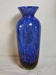 lot 42 image: Beautiful Blended Blue, Red  & Green Art Glass Dcor Vase