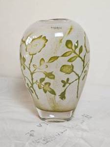 lot 16 image: Kosta Boda Olle Brozen Floating Flowers Art Glass Vase