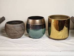 lot 73 image: Series of Modern Contemporary Pots