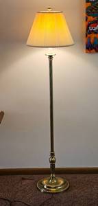 lot 33 image: Handsome Polished Brass Stiffel Floor Lamp