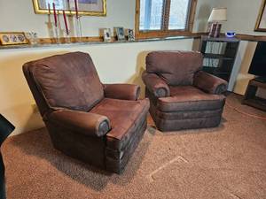 lot 37 image: Sherrill Furniture Recliner & Armchair Pair