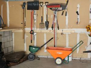 lot 100 image: Spring Cleaning Yard Tool Bundle