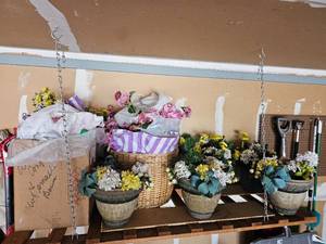 lot 101 image: Large Silk Flower Bundle