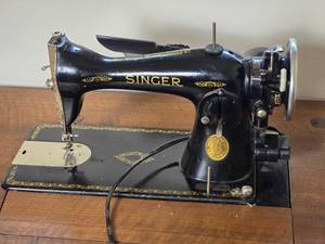 lot 65 image: Beautiful Vintage Singer Sewing Machine - Mounted in Table - AE092773