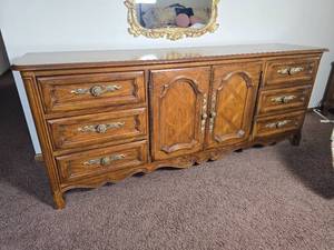 lot 25 image: Vintage Drexel Vanity Dresser