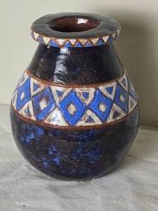 lot 136 image: Fantastic Studio Art Ceramic Glazed Clay Pot