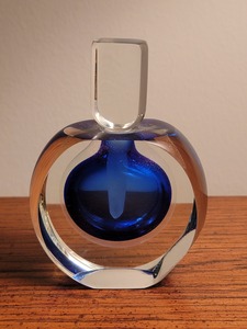 lot 17 image: Elegant Iridiscent Blue Art Glass Perfume Bottle