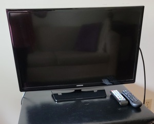lot 39 image: Samsung Television Model UN28H4000