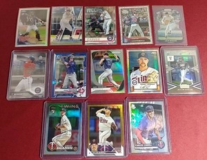 lot 32 image: (13) Twins Cards - All Refractors & Foils
