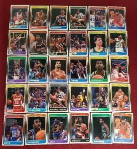 lot 61 image: (30) 1988-89 Fleer Basketball Cards