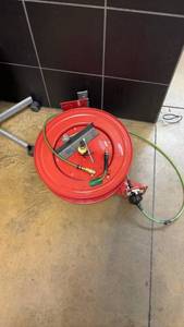 lot 91 image: Heavy Duty Pneumatic Hose Reel