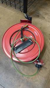 lot 92 image: Heavy-Duty Pneumatic Hose Reel with Green Hose