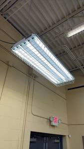 lot 95 image: Industrial Hanging Shop Light Fixture