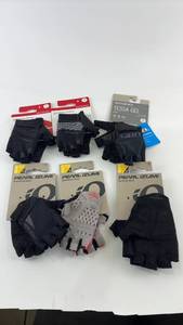 lot 439 image: Set of 6 Cycling Gloves from Pearl Izumi, Bontrager, and Giro