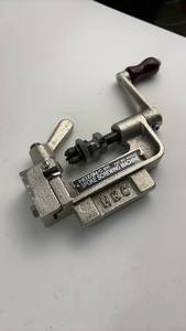 lot 870 image: Hozan Spoke Threader Machine Model C-706
