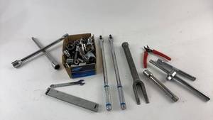 lot 876 image: Collection of Various Used Hand Tools and Socket Set