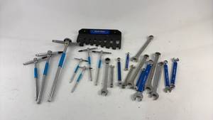lot 880 image: Park Tool Allen and Box End Wrench Sets with Holder