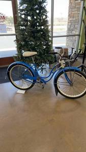 lot 9 image: Vintage Schwinn Bicycle with Blue Frame