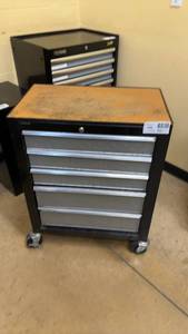 lot 537 image: Rolling Tool Chest with 5 Drawers and Locking Mechanism