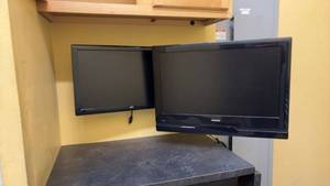 lot 909 image: Set of 2 Mounted Computer Monitors with Adjustable Arms