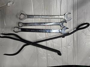 lot 9 image: Lot of 3 wrenches and a kind of hand tool ( USED)