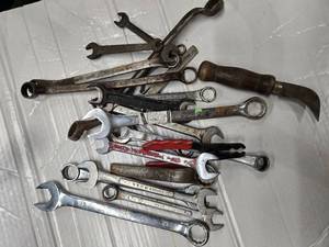lot 13 image: Lot of 14 wrenches, and other hand tools ( USED)