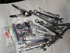 lot 14 image: Lot of 15 wrenches, and other hand tools ( USED)