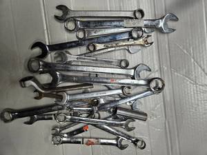 lot 15 image: Lot of 22 wrenches, and other hand tools ( USED)