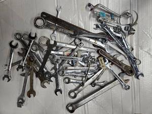 lot 16 image: Lot of 30 wrenches, and other hand tools ( USED)