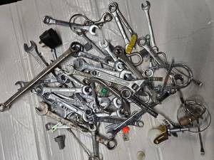 lot 18 image: Lot of 22 wrenches, and other hand tools ( USED)