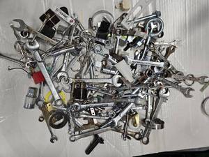 lot 19 image: Lot of 25 wrenches, and other hand tools ( USED)
