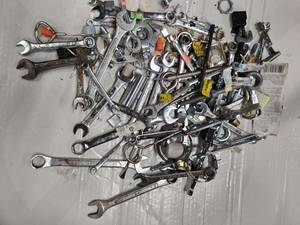 lot 20 image: Lot of 27 wrenches, and other hand tools ( USED)