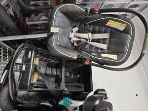 lot 32 image: Lot of 5 car seats (Used)