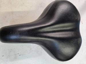 lot 128 image: Elegant Bike Seat (USED)