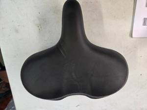 lot 129 image: Wide Elegant Schwinn Bike Seat ( New)