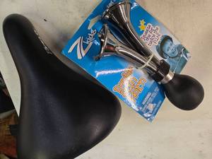 lot 145 image: Bike seat and a horn (New)