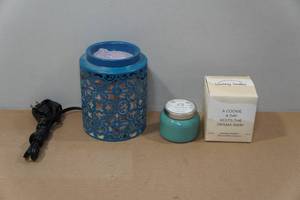 lot 288 image: 2 Candles with Wax Warmer