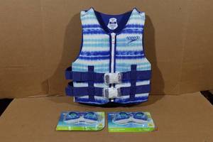 lot 16 image: Speedo Youth Life Jacket ans Goggles