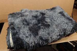 lot 25 image: Plush Washable Area Rug 6x9