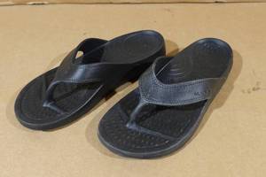 lot 196 image: 2 Nuusol Rubber Flip Flops and Slides -Womens 7