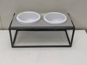 lot 208 image: Classic Fashion Elevated Dog Feeder - Boots & Barkley