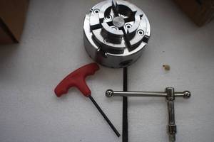 lot 40 image: WEN LA4374 3.75-Inch 4-Jaw Self-Centering Lathe Chuck Set with 1-Inch x 8TPI Thread