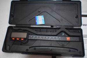 lot 46 image: WEN 10761 Electronic 6.1-Inch Digital Caliper with LCD Readout and Storage Case