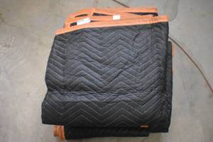 lot 62 image: WEN  72 x 40 Moving Blankets